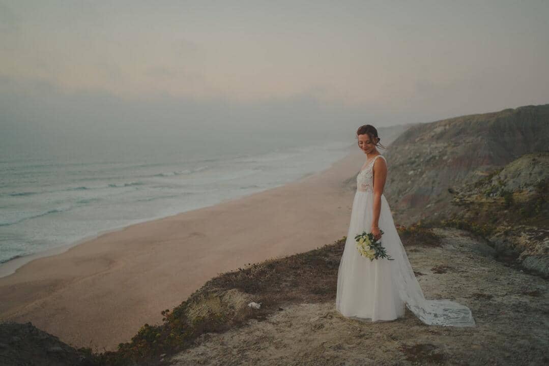 vestido de novia con cola de encaje