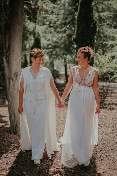 Las&nbsp;novias LGBT&nbsp;tienen incluso más elección de vestidos que las otras novias ya que en España, las bodas LGTB solamente se pueden&nbsp;celebrar por lo civil, por lo tanto no hay ningún protocolo o normas que seguir más allá de los gustos de la pareja y por eso puedes llevar vestidos tan originales como estos que te dejamos aquí:
