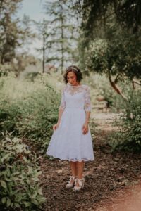 vestido de novia corto con escote corazon, encaje y falda de tul