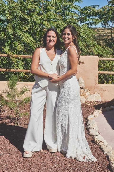 La elección está hecha para el gran día: ¡pantalones! El siguiente paso es decidir qué top llevar con ellos, y entonces comienza la búsqueda de la blusa que mejor se adapte a los gustos y a la forma del cuerpo de la joven, armonizando al mismo tiempo con los pantalones.