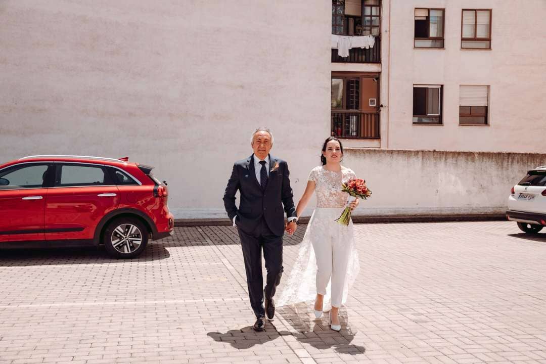 Novia con vestido de pantalones con cola