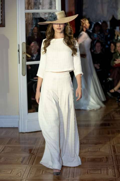 La elección está hecha para el gran día: ¡pantalones! El siguiente paso es decidir qué top llevar con ellos, y entonces comienza la búsqueda de la blusa que mejor se adapte a los gustos y a la forma del cuerpo de la joven, armonizando al mismo tiempo con los pantalones.