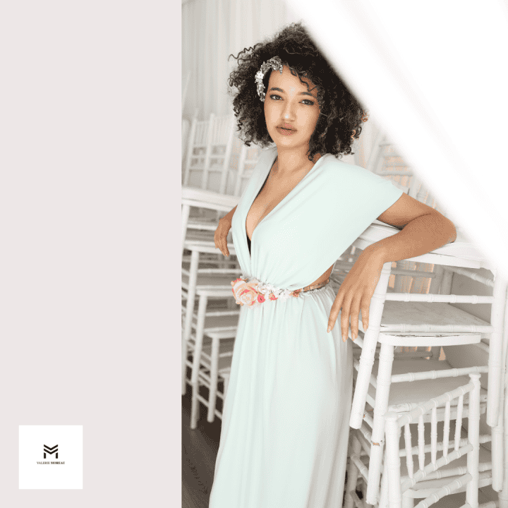 En nuestro atelier, entendemos que cada madrina es única. Por ello, Valérie diseña tu vestido de madrina a medida partiendo de una cuidada selección de estilos donde la artesanía y la personalidad se encuentran para dar vida a tu look ideal. Ya sea a través de vestidos clásicos o innovadores trajes de pantalón, aquí diseñamos para que te sientas tú misma.