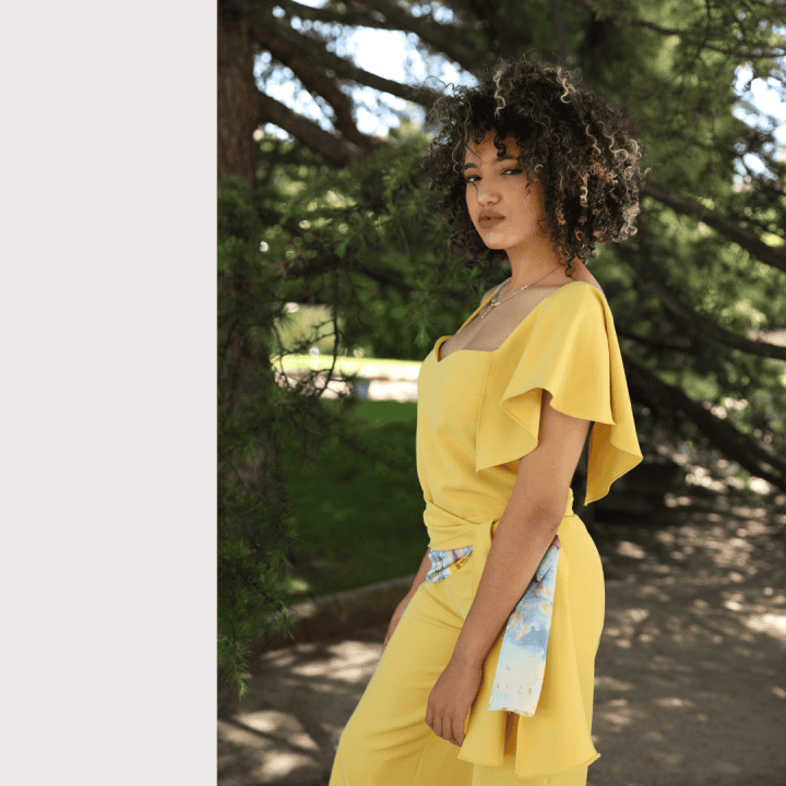 En nuestro atelier, entendemos que cada madrina es única. Por ello, Valérie diseña tu vestido de madrina a medida partiendo de una cuidada selección de estilos donde la artesanía y la personalidad se encuentran para dar vida a tu look ideal. Ya sea a través de vestidos clásicos o innovadores trajes de pantalón, aquí diseñamos para que te sientas tú misma.