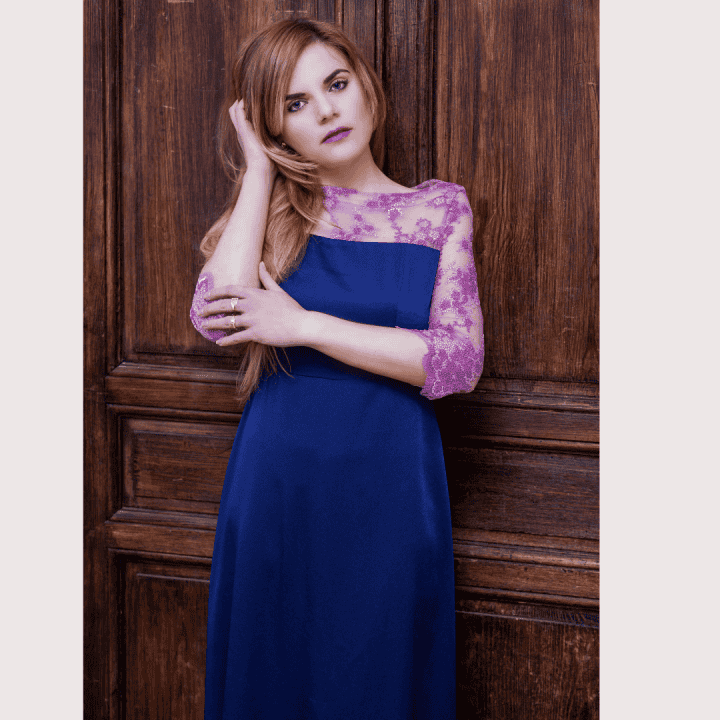 En nuestro atelier, entendemos que cada madrina es única. Por ello, Valérie diseña tu vestido de madrina a medida partiendo de una cuidada selección de estilos donde la artesanía y la personalidad se encuentran para dar vida a tu look ideal. Ya sea a través de vestidos clásicos o innovadores trajes de pantalón, aquí diseñamos para que te sientas tú misma.