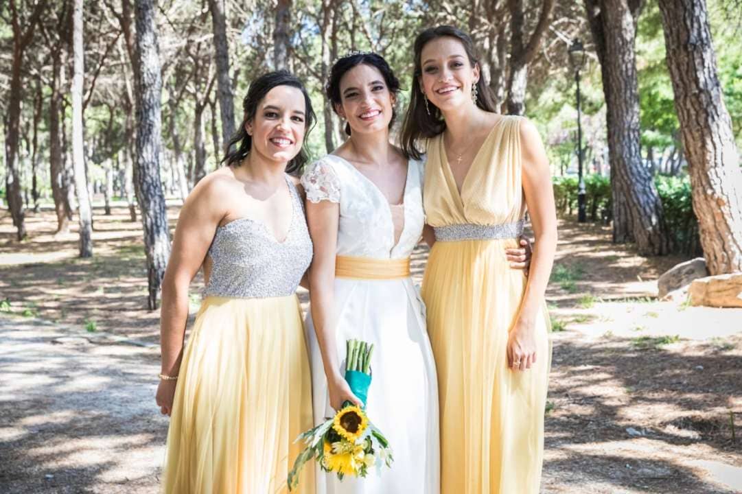 En nuestro atelier, entendemos que cada madrina es única. Por ello, Valérie diseña tu vestido de madrina a medida partiendo de una cuidada selección de estilos donde la artesanía y la personalidad se encuentran para dar vida a tu look ideal. Ya sea a través de vestidos clásicos o innovadores trajes de pantalón, aquí diseñamos para que te sientas tú misma.