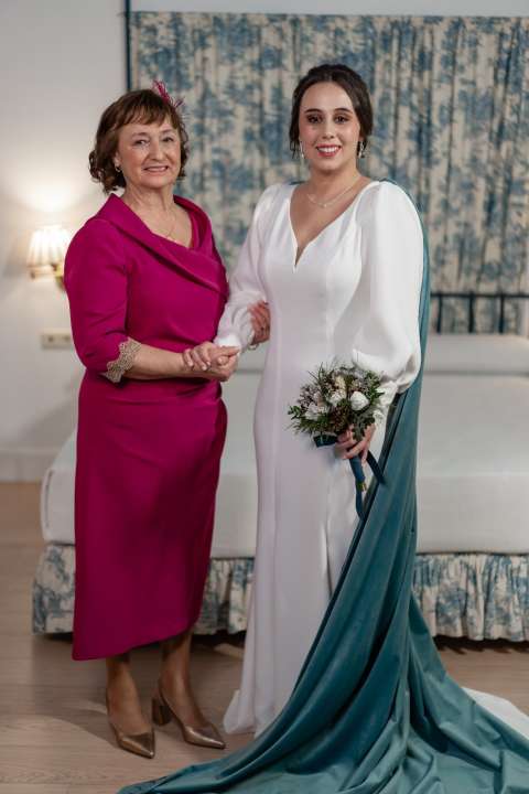 Vestido de madrina a medida Madrid Para reservar tu cita y ver los vestidos de madrina a medida que podemos confeccionar, es por aquí: