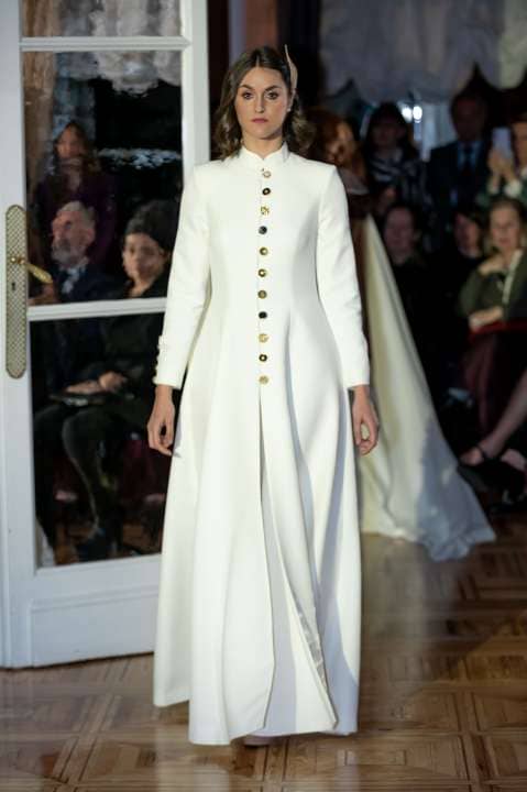 Te casas en otoño o invierno? Ya tienes tu vestido o tu conjunto de blusa y pantalones pero tienes miedo de pasar frío? No sabes como abrigarte para la ceremonia? Te casas en verano y tienes miedo de pasar frío con el aire acondicionado?&nbsp; Buscas una prenda para completar tu look? La elección de una chaqueta o un abrigo le da caché a tu traje. Ya sean femeninas o masculinas, las chaquetas de novia aportan un toque de elegancia. Son compañeras imprescindibles para las estaciones con temperaturas más frescas. Son perfectas para casarse en otoño y afrontar los rigores del invierno.