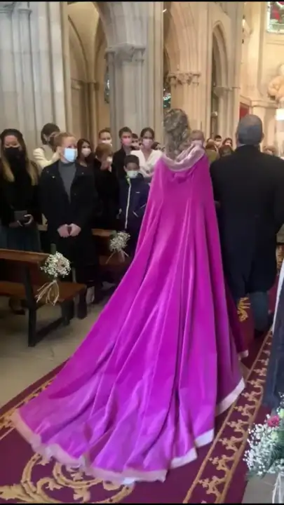 Te casas en otoño o invierno? Ya tienes tu vestido o tu conjunto de blusa y pantalones pero tienes miedo de pasar frío? No sabes como abrigarte para la ceremonia? Te casas en verano y tienes miedo de pasar frío con el aire acondicionado?&nbsp; Buscas una prenda para completar tu look? La elección de una chaqueta o un abrigo le da caché a tu traje. Ya sean femeninas o masculinas, las chaquetas de novia aportan un toque de elegancia. Son compañeras imprescindibles para las estaciones con temperaturas más frescas. Son perfectas para casarse en otoño y afrontar los rigores del invierno.