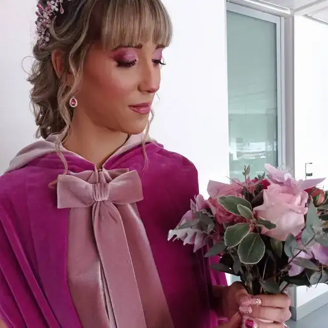 Te casas en otoño o invierno? Ya tienes tu vestido o tu conjunto de blusa y pantalones pero tienes miedo de pasar frío? No sabes como abrigarte para la ceremonia? Te casas en verano y tienes miedo de pasar frío con el aire acondicionado?&nbsp; Buscas una prenda para completar tu look? La elección de una chaqueta o un abrigo le da caché a tu traje. Ya sean femeninas o masculinas, las chaquetas de novia aportan un toque de elegancia. Son compañeras imprescindibles para las estaciones con temperaturas más frescas. Son perfectas para casarse en otoño y afrontar los rigores del invierno.