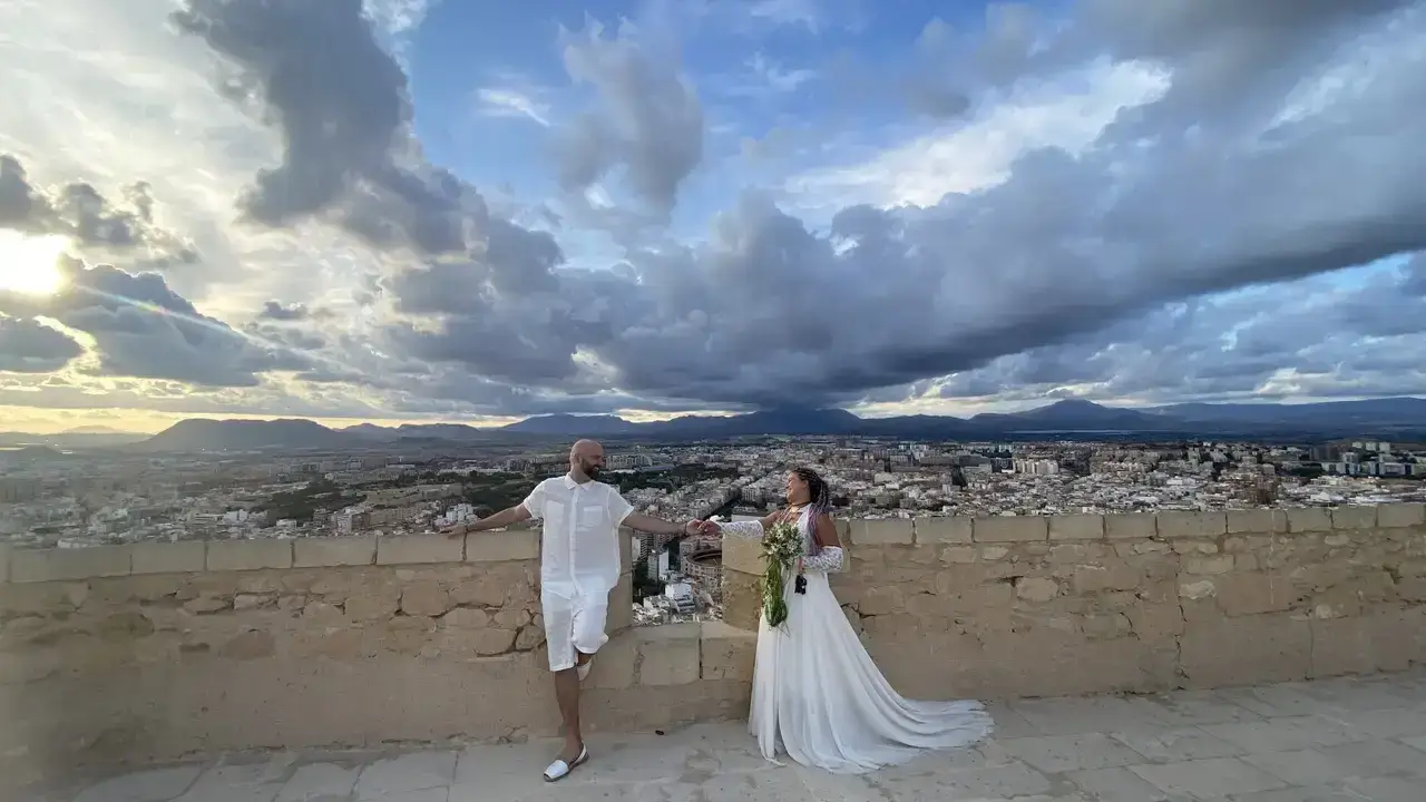 En esta pagina, puedes ver las opiniones reales de nuestras clientas de vestidos de novia cortos, vestidos de novia largos, trajes de novia con pantalón. Hacemos cualquier tipo de vestido o traje de novia: vestidos de novia rosas, mono de novia con cola, vestidos de novia cortos de encaje, vestidos de novia para boda civil, vestidos de novia bohemio, vestidos de novia para boda en la playa, capas de novias, vestidos de novia para bodas temáticas, trajes de novia con pantalones, trajes de novia con chaqueta, vestidos de novia sirena, vestidos de novia princesa,...</p>