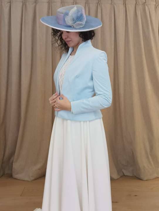 Te casas en otoño o invierno? Ya tienes tu vestido o tu conjunto de blusa y pantalones pero tienes miedo de pasar frío? No sabes como abrigarte para la ceremonia? Te casas en verano y tienes miedo de pasar frío con el aire acondicionado?&nbsp; Buscas una prenda para completar tu look? La elección de una chaqueta o un abrigo le da caché a tu traje. Ya sean femeninas o masculinas, las chaquetas de novia aportan un toque de elegancia. Son compañeras imprescindibles para las estaciones con temperaturas más frescas. Son perfectas para casarse en otoño y afrontar los rigores del invierno.