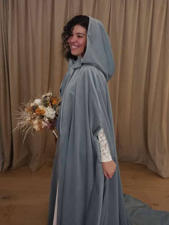 Te casas en otoño o invierno? Ya tienes tu vestido o tu conjunto de blusa y pantalones pero tienes miedo de pasar frío? No sabes como abrigarte para la ceremonia? Te casas en verano y tienes miedo de pasar frío con el aire acondicionado?&nbsp; Buscas una prenda para completar tu look? La elección de una chaqueta o un abrigo le da caché a tu traje. Ya sean femeninas o masculinas, las chaquetas de novia aportan un toque de elegancia. Son compañeras imprescindibles para las estaciones con temperaturas más frescas. Son perfectas para casarse en otoño y afrontar los rigores del invierno.