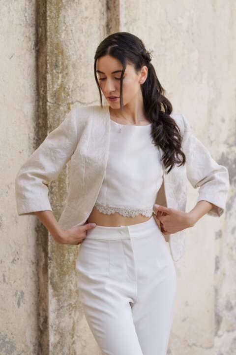 Colección 2026 En nuestra colección vestidos de novia 2026, la versatilidad es la protagonista absoluta. Aquí puedes ver una selección de trabajos reales donde damos vida a los sueños de nuestras clientas, desde los clásicos diseños largos hasta las propuestas más vanguardistas de trajes de novia con pantalón.