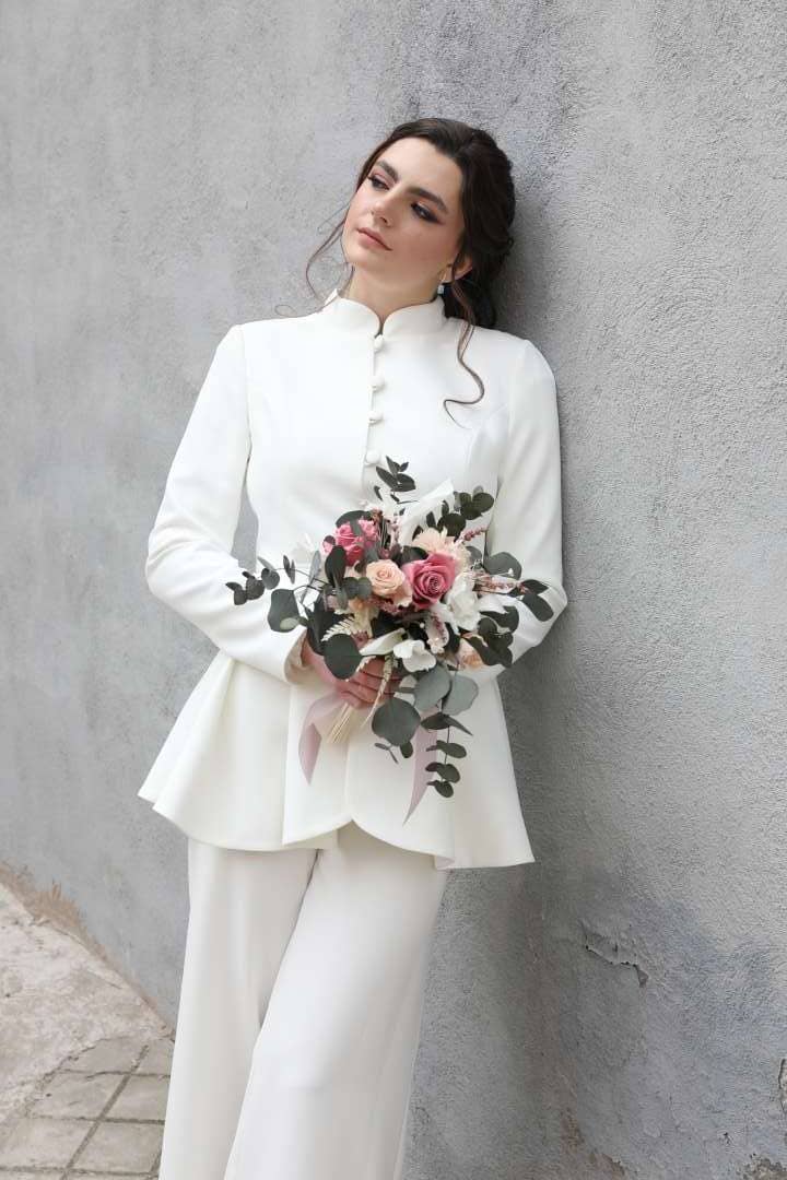 Pide tu cita previa aquí para hablar de los estilos de trajes de novia con pantalón que podemos hacer: