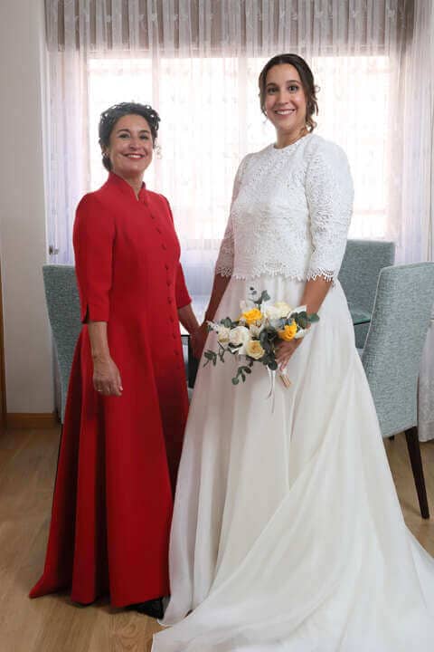 En nuestro atelier, entendemos que cada madrina es única. Por ello, Valérie diseña tu vestido de madrina a medida partiendo de una cuidada selección de estilos donde la artesanía y la personalidad se encuentran para dar vida a tu look ideal. Ya sea a través de vestidos clásicos o innovadores trajes de pantalón, aquí diseñamos para que te sientas tú misma.