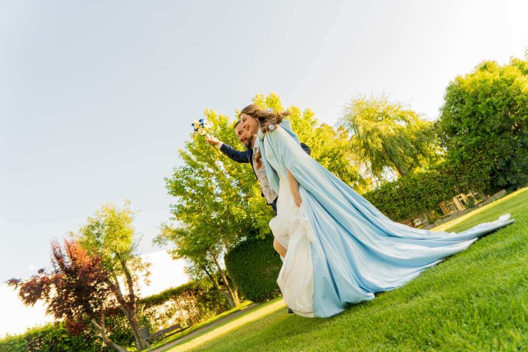 En nuestro atelier, entendemos que la libertad de las celebraciones actuales permite a cada novia redefinir su propio protocolo. Por ello, Valérie diseña tu vestido de novia para boda civil a medida, partiendo de una cuidada selección de estilos donde la artesanía y la naturalidad se encuentran para dar vida a tu look ideal. Aquí diseñamos para que te sientas elegante, cómoda y, sobre todo, fiel a tu esencia en una ceremonia cercana y auténtica.