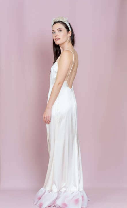 Colección 2026 En nuestra colección vestidos de novia 2026, la versatilidad es la protagonista absoluta. Aquí puedes ver una selección de trabajos reales donde damos vida a los sueños de nuestras clientas, desde los clásicos diseños largos hasta las propuestas más vanguardistas de trajes de novia con pantalón.