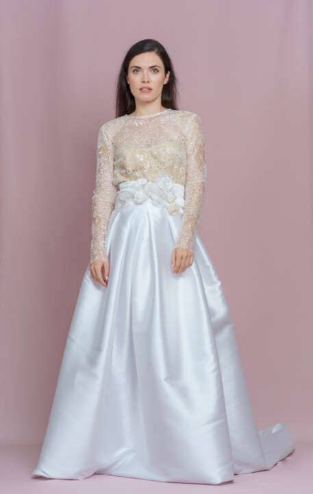 Colección 2026 En nuestra colección vestidos de novia 2026, la versatilidad es la protagonista absoluta. Aquí puedes ver una selección de trabajos reales donde damos vida a los sueños de nuestras clientas, desde los clásicos diseños largos hasta las propuestas más vanguardistas de trajes de novia con pantalón.