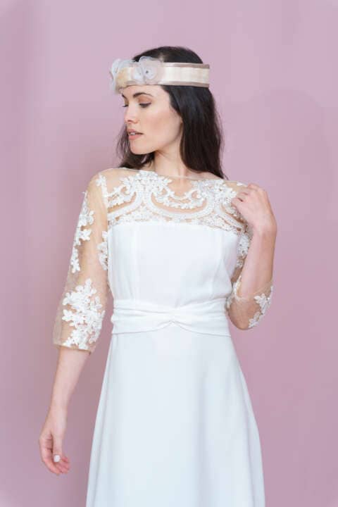 Colección 2026 En nuestra colección vestidos de novia 2026, la versatilidad es la protagonista absoluta. Aquí puedes ver una selección de trabajos reales donde damos vida a los sueños de nuestras clientas, desde los clásicos diseños largos hasta las propuestas más vanguardistas de trajes de novia con pantalón.