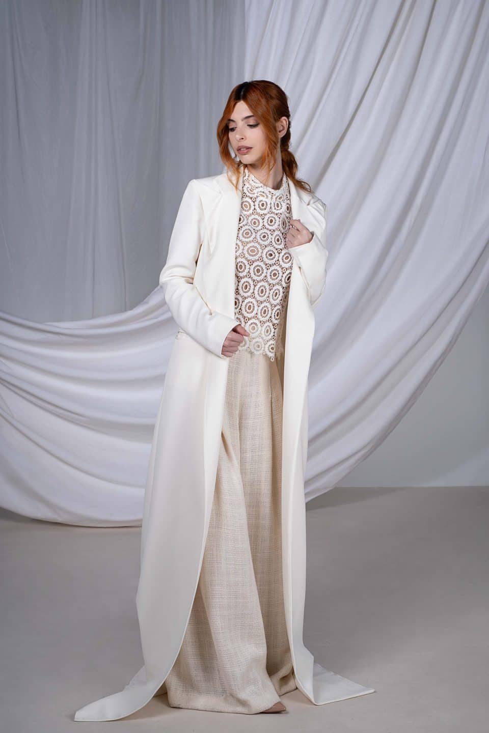 Pide tu cita previa aquí para hablar de los estilos de trajes de novia con pantalón que podemos hacer: