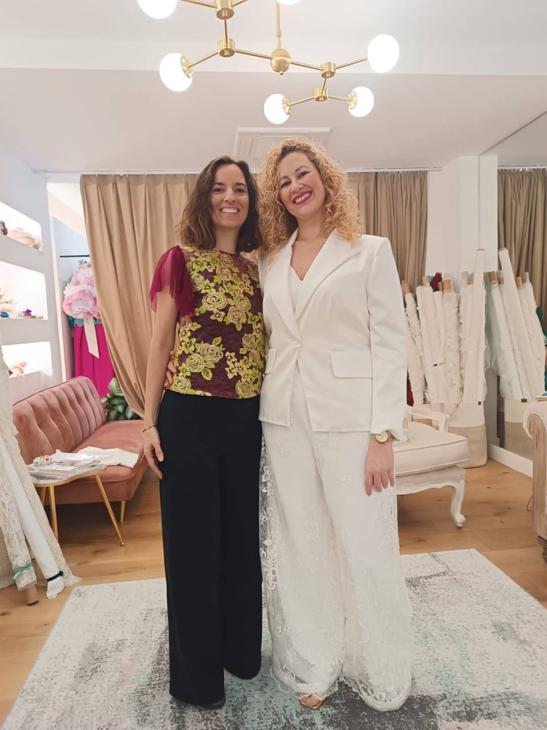 En esta pagina, puedes ver las opiniones reales de nuestras clientas de vestidos de novia cortos, vestidos de novia largos, trajes de novia con pantalón. Hacemos cualquier tipo de vestido o traje de novia: vestidos de novia rosas, mono de novia con cola, vestidos de novia cortos de encaje, vestidos de novia para boda civil, vestidos de novia bohemio, vestidos de novia para boda en la playa, capas de novias, vestidos de novia para bodas temáticas, trajes de novia con pantalones, trajes de novia con chaqueta, vestidos de novia sirena, vestidos de novia princesa,...</p>