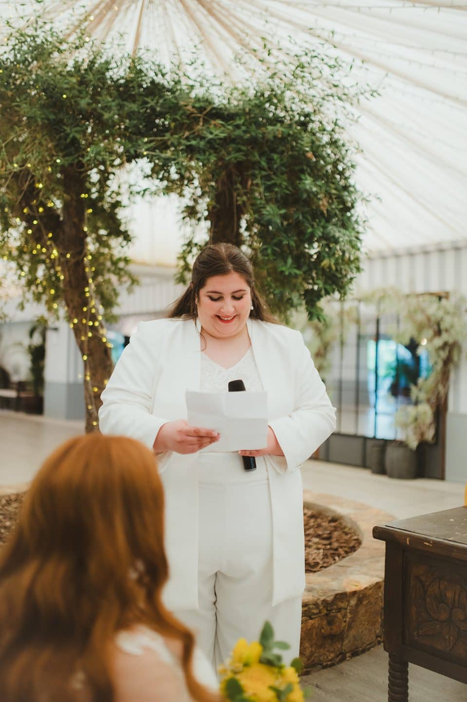 En nuestro atelier, entendemos que la libertad de las celebraciones actuales permite a cada novia redefinir su propio protocolo. Por ello, Valérie diseña tu vestido de novia para boda civil a medida, partiendo de una cuidada selección de estilos donde la artesanía y la naturalidad se encuentran para dar vida a tu look ideal. Aquí diseñamos para que te sientas elegante, cómoda y, sobre todo, fiel a tu esencia en una ceremonia cercana y auténtica.