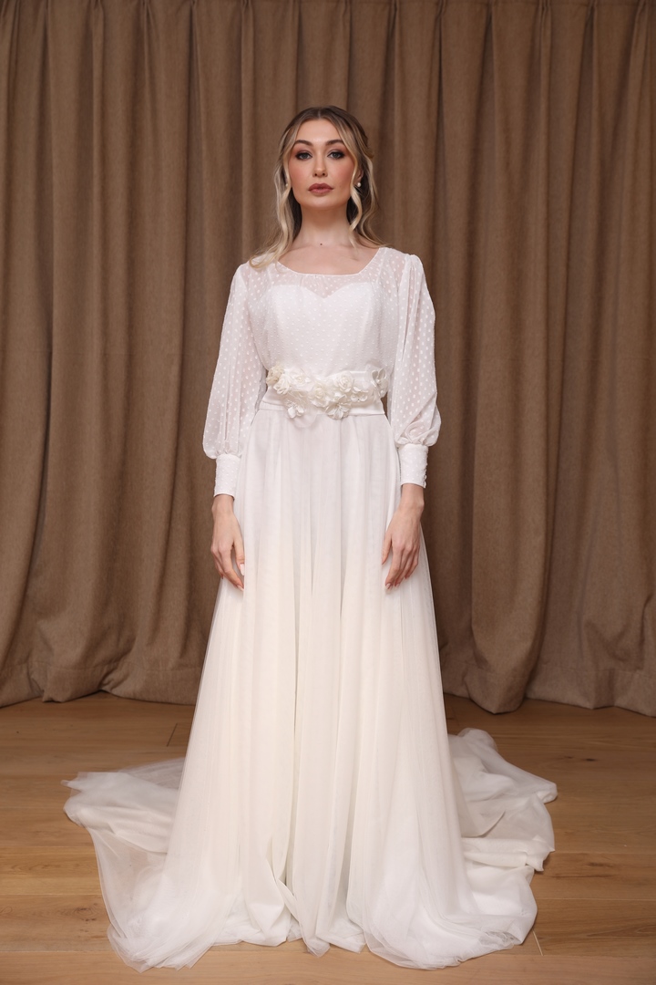 Colección 2026 En nuestra colección vestidos de novia 2026, la versatilidad es la protagonista absoluta. Aquí puedes ver una selección de trabajos reales donde damos vida a los sueños de nuestras clientas, desde los clásicos diseños largos hasta las propuestas más vanguardistas de trajes de novia con pantalón.