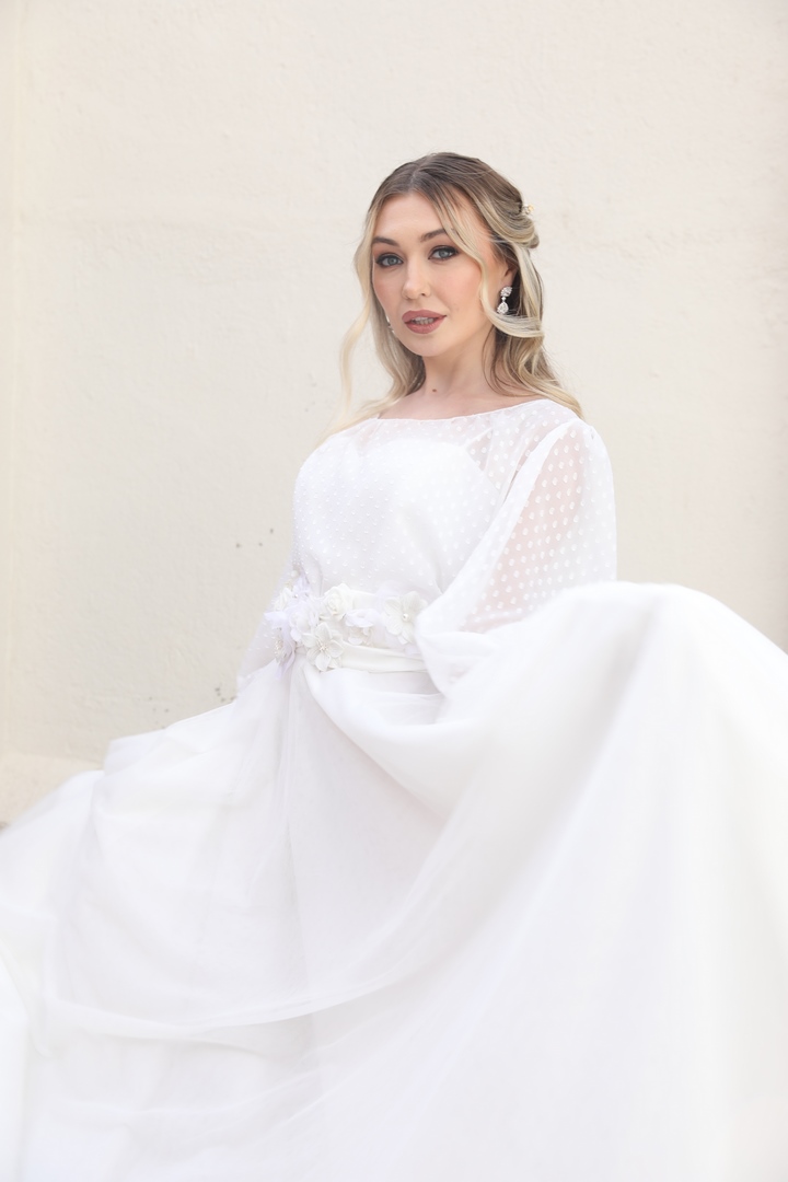 Colección 2026 En nuestra colección vestidos de novia 2026, la versatilidad es la protagonista absoluta. Aquí puedes ver una selección de trabajos reales donde damos vida a los sueños de nuestras clientas, desde los clásicos diseños largos hasta las propuestas más vanguardistas de trajes de novia con pantalón.