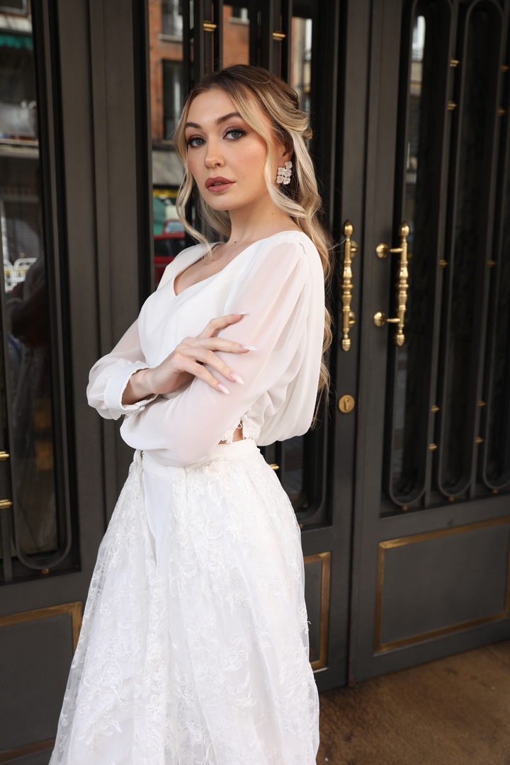 Colección 2026 En nuestra colección vestidos de novia 2026, la versatilidad es la protagonista absoluta. Aquí puedes ver una selección de trabajos reales donde damos vida a los sueños de nuestras clientas, desde los clásicos diseños largos hasta las propuestas más vanguardistas de trajes de novia con pantalón.