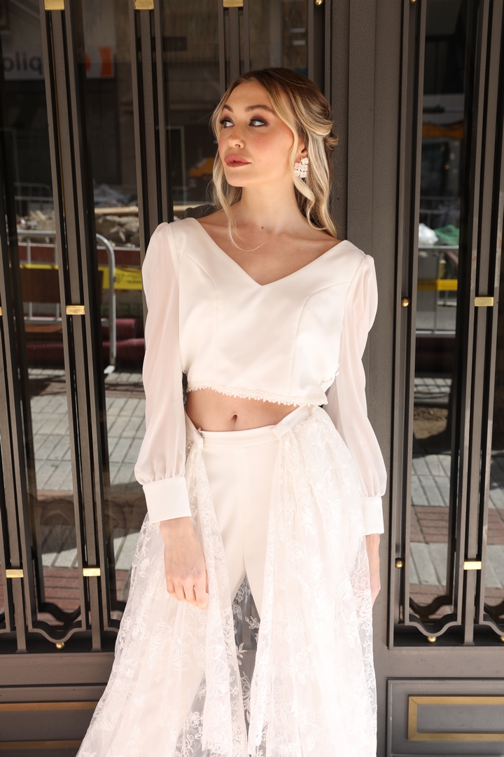 Colección 2026 En nuestra colección vestidos de novia 2026, la versatilidad es la protagonista absoluta. Aquí puedes ver una selección de trabajos reales donde damos vida a los sueños de nuestras clientas, desde los clásicos diseños largos hasta las propuestas más vanguardistas de trajes de novia con pantalón.