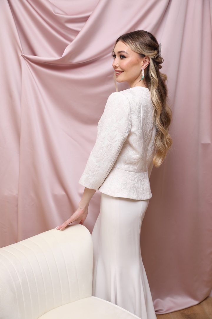 Colección 2026 En nuestra colección vestidos de novia 2026, la versatilidad es la protagonista absoluta. Aquí puedes ver una selección de trabajos reales donde damos vida a los sueños de nuestras clientas, desde los clásicos diseños largos hasta las propuestas más vanguardistas de trajes de novia con pantalón.