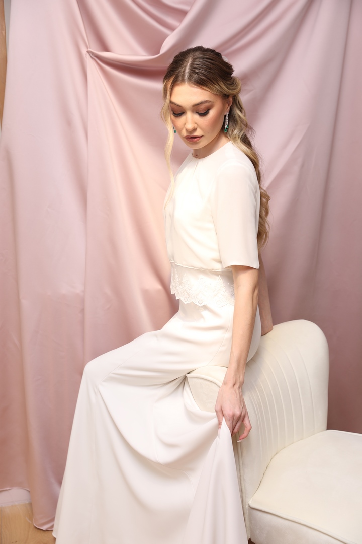 Colección 2026 En nuestra colección vestidos de novia 2026, la versatilidad es la protagonista absoluta. Aquí puedes ver una selección de trabajos reales donde damos vida a los sueños de nuestras clientas, desde los clásicos diseños largos hasta las propuestas más vanguardistas de trajes de novia con pantalón.