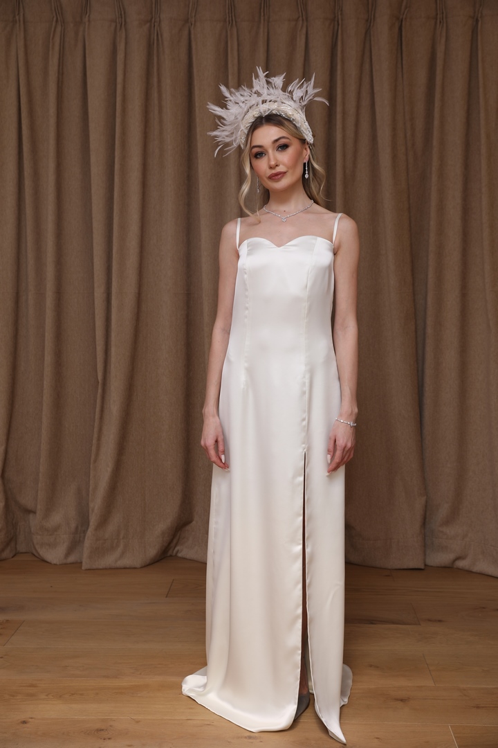 Colección 2026 En nuestra colección vestidos de novia 2026, la versatilidad es la protagonista absoluta. Aquí puedes ver una selección de trabajos reales donde damos vida a los sueños de nuestras clientas, desde los clásicos diseños largos hasta las propuestas más vanguardistas de trajes de novia con pantalón.