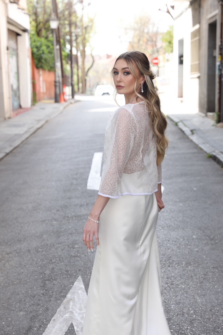 Colección 2026 En nuestra colección vestidos de novia 2026, la versatilidad es la protagonista absoluta. Aquí puedes ver una selección de trabajos reales donde damos vida a los sueños de nuestras clientas, desde los clásicos diseños largos hasta las propuestas más vanguardistas de trajes de novia con pantalón.