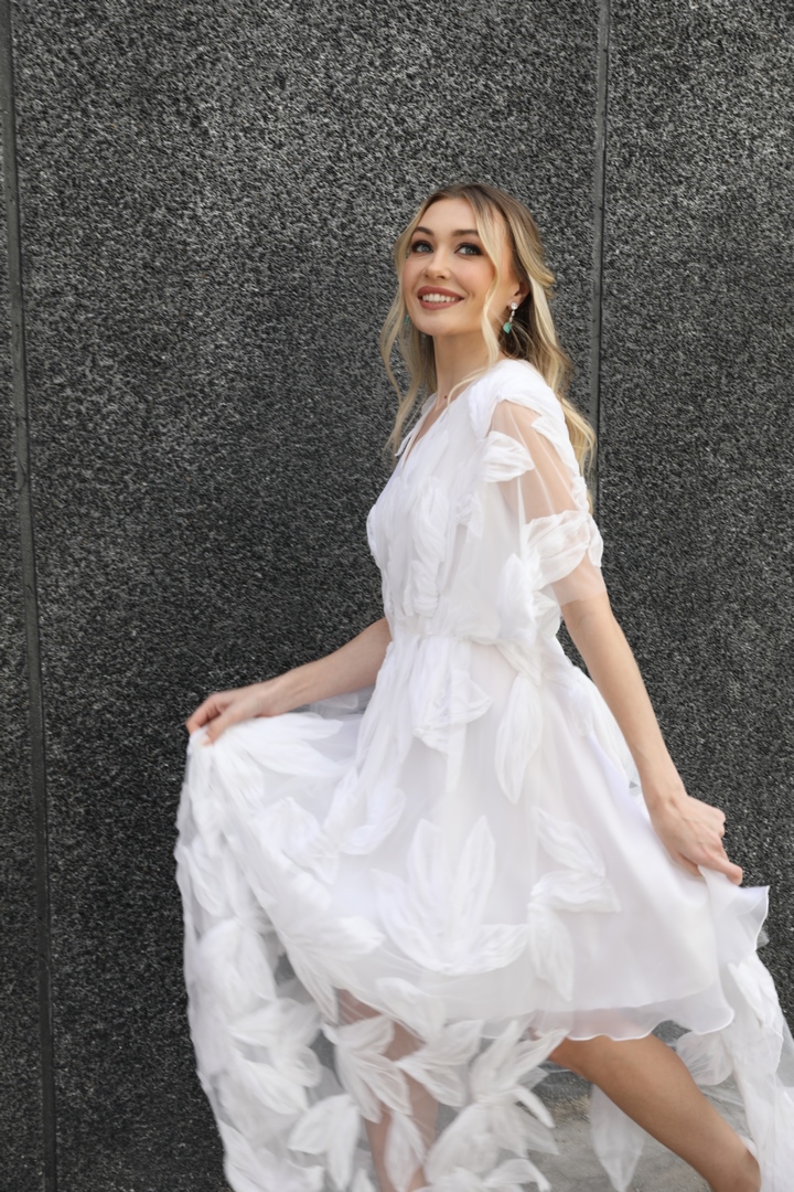 Colección 2026 En nuestra colección vestidos de novia 2026, la versatilidad es la protagonista absoluta. Aquí puedes ver una selección de trabajos reales donde damos vida a los sueños de nuestras clientas, desde los clásicos diseños largos hasta las propuestas más vanguardistas de trajes de novia con pantalón.