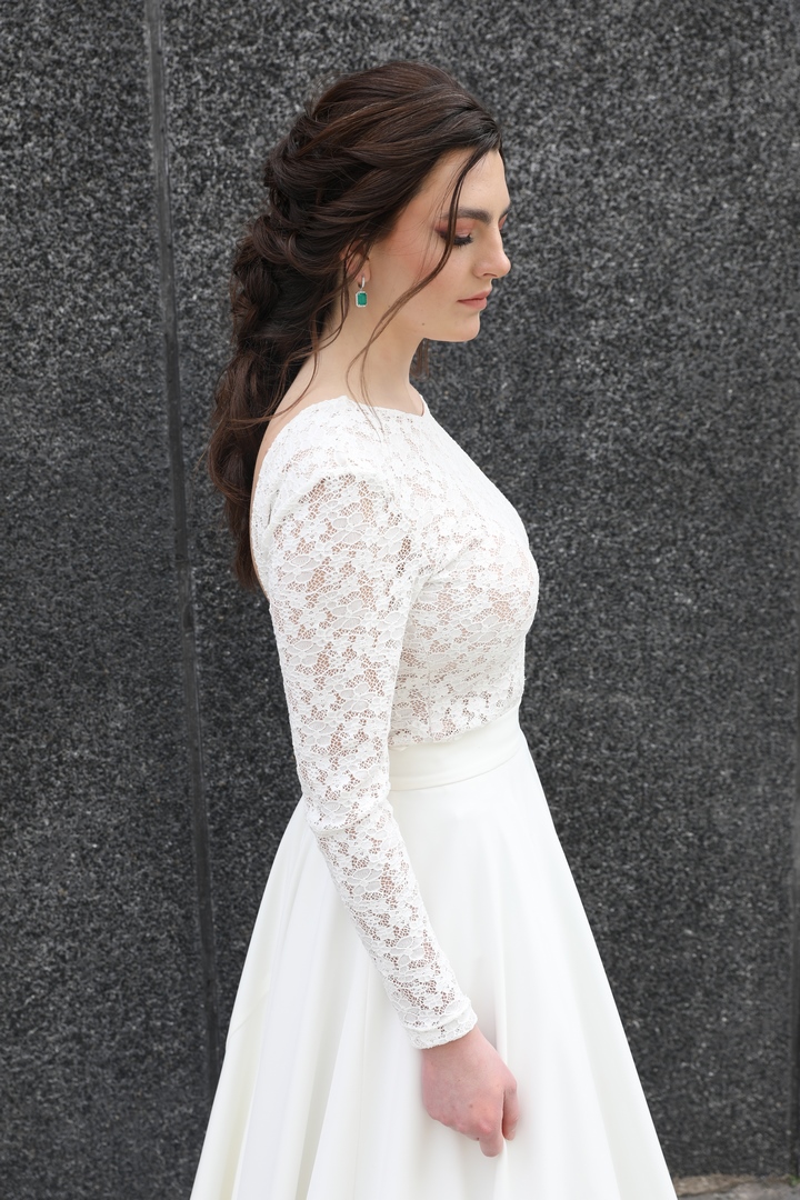 Colección 2026 En nuestra colección vestidos de novia 2026, la versatilidad es la protagonista absoluta. Aquí puedes ver una selección de trabajos reales donde damos vida a los sueños de nuestras clientas, desde los clásicos diseños largos hasta las propuestas más vanguardistas de trajes de novia con pantalón.