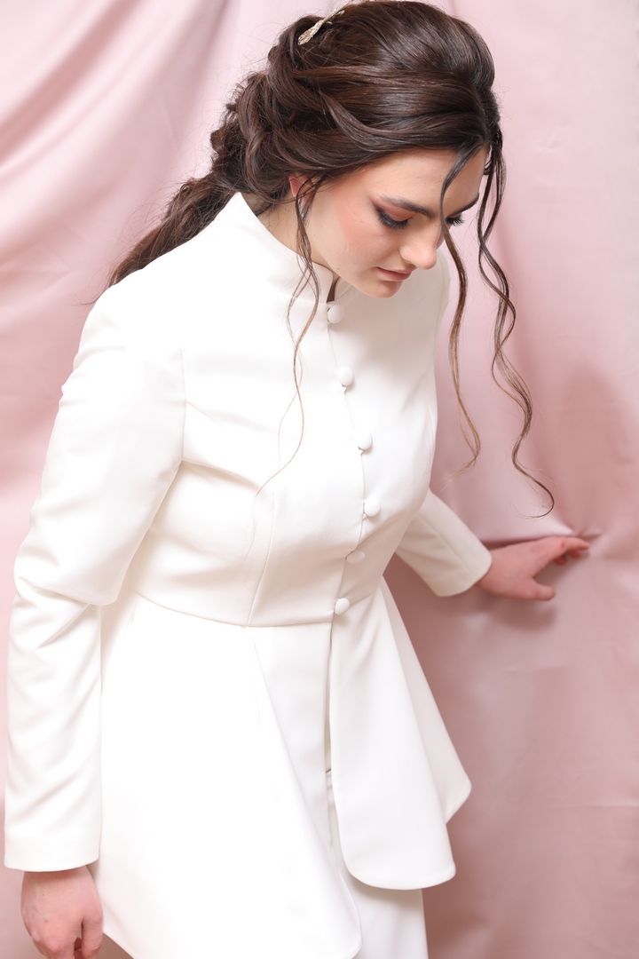 Colección 2026 En nuestra colección vestidos de novia 2026, la versatilidad es la protagonista absoluta. Aquí puedes ver una selección de trabajos reales donde damos vida a los sueños de nuestras clientas, desde los clásicos diseños largos hasta las propuestas más vanguardistas de trajes de novia con pantalón.