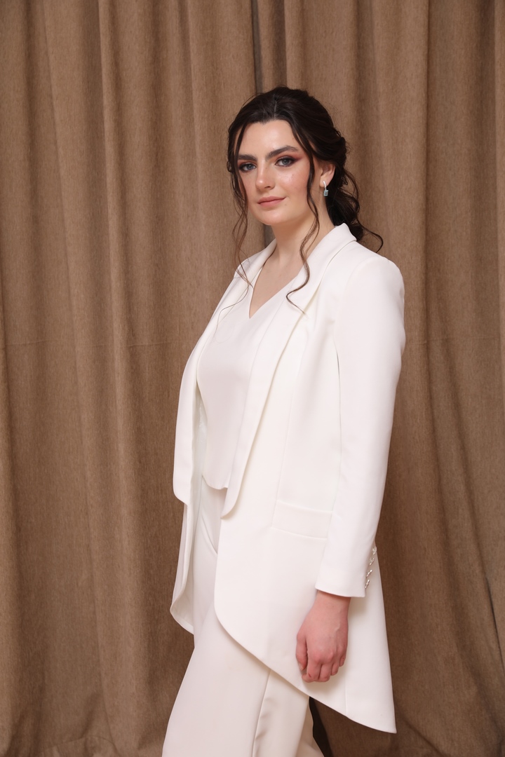 Colección 2026 En nuestra colección vestidos de novia 2026, la versatilidad es la protagonista absoluta. Aquí puedes ver una selección de trabajos reales donde damos vida a los sueños de nuestras clientas, desde los clásicos diseños largos hasta las propuestas más vanguardistas de trajes de novia con pantalón.