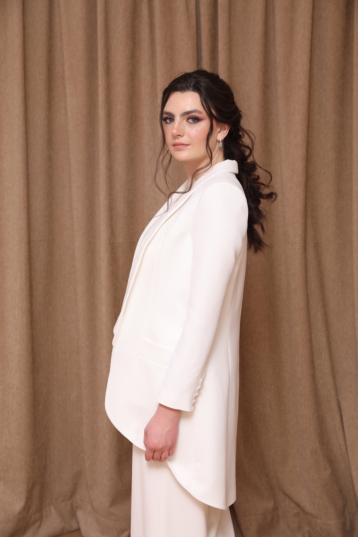 Colección 2026 En nuestra colección vestidos de novia 2026, la versatilidad es la protagonista absoluta. Aquí puedes ver una selección de trabajos reales donde damos vida a los sueños de nuestras clientas, desde los clásicos diseños largos hasta las propuestas más vanguardistas de trajes de novia con pantalón.