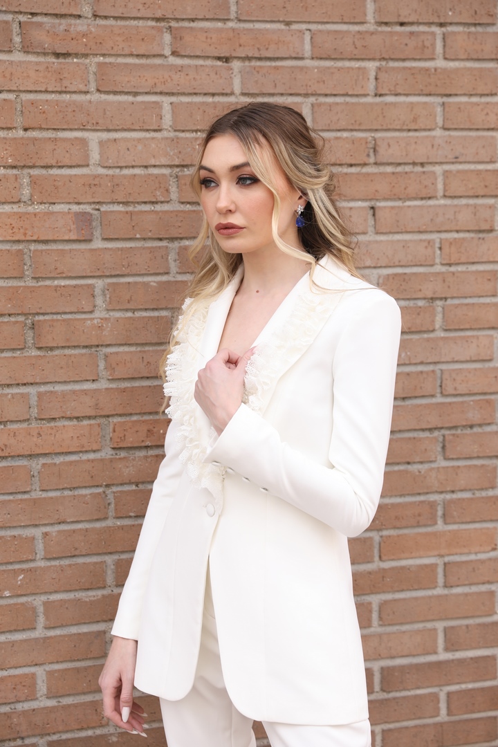 Colección 2026 En nuestra colección vestidos de novia 2026, la versatilidad es la protagonista absoluta. Aquí puedes ver una selección de trabajos reales donde damos vida a los sueños de nuestras clientas, desde los clásicos diseños largos hasta las propuestas más vanguardistas de trajes de novia con pantalón.