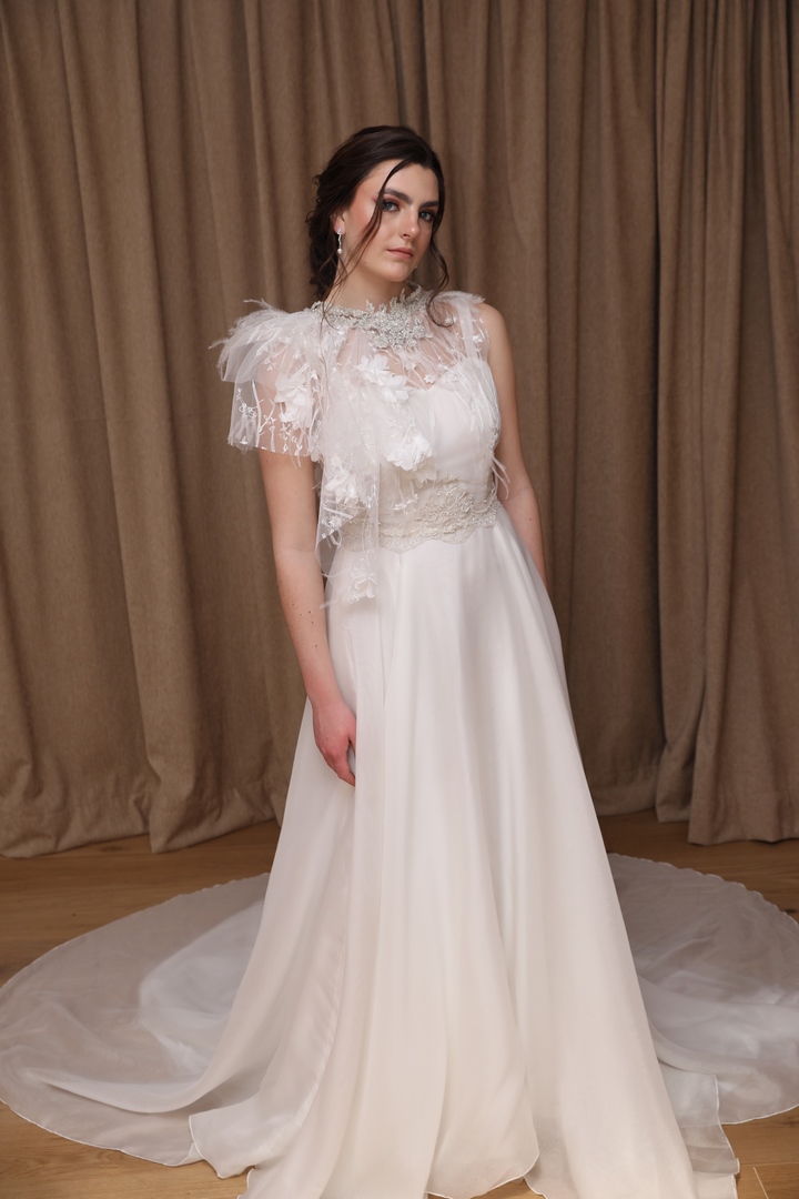 Colección 2026 En nuestra colección vestidos de novia 2026, la versatilidad es la protagonista absoluta. Aquí puedes ver una selección de trabajos reales donde damos vida a los sueños de nuestras clientas, desde los clásicos diseños largos hasta las propuestas más vanguardistas de trajes de novia con pantalón.