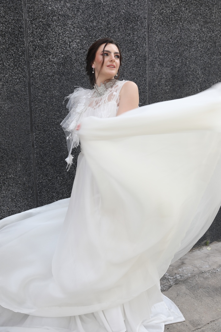 Colección 2026 En nuestra colección vestidos de novia 2026, la versatilidad es la protagonista absoluta. Aquí puedes ver una selección de trabajos reales donde damos vida a los sueños de nuestras clientas, desde los clásicos diseños largos hasta las propuestas más vanguardistas de trajes de novia con pantalón.