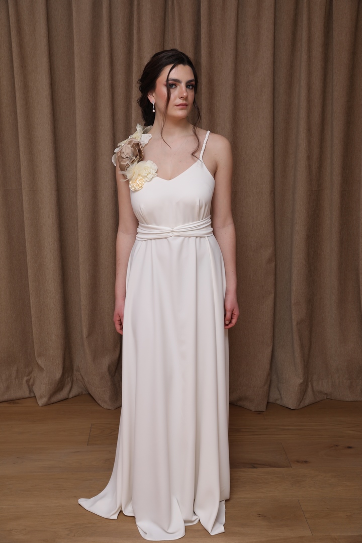 Colección 2026 En nuestra colección vestidos de novia 2026, la versatilidad es la protagonista absoluta. Aquí puedes ver una selección de trabajos reales donde damos vida a los sueños de nuestras clientas, desde los clásicos diseños largos hasta las propuestas más vanguardistas de trajes de novia con pantalón.