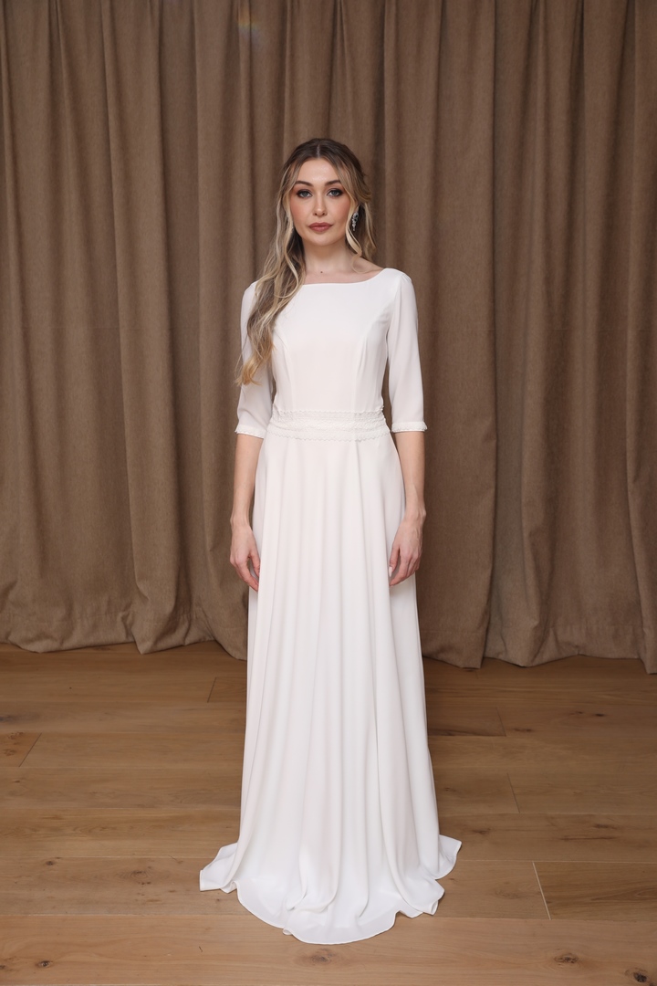 Colección 2026 En nuestra colección vestidos de novia 2026, la versatilidad es la protagonista absoluta. Aquí puedes ver una selección de trabajos reales donde damos vida a los sueños de nuestras clientas, desde los clásicos diseños largos hasta las propuestas más vanguardistas de trajes de novia con pantalón.