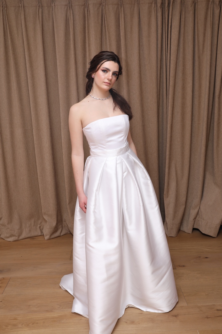 Colección 2026 En nuestra colección vestidos de novia 2026, la versatilidad es la protagonista absoluta. Aquí puedes ver una selección de trabajos reales donde damos vida a los sueños de nuestras clientas, desde los clásicos diseños largos hasta las propuestas más vanguardistas de trajes de novia con pantalón.