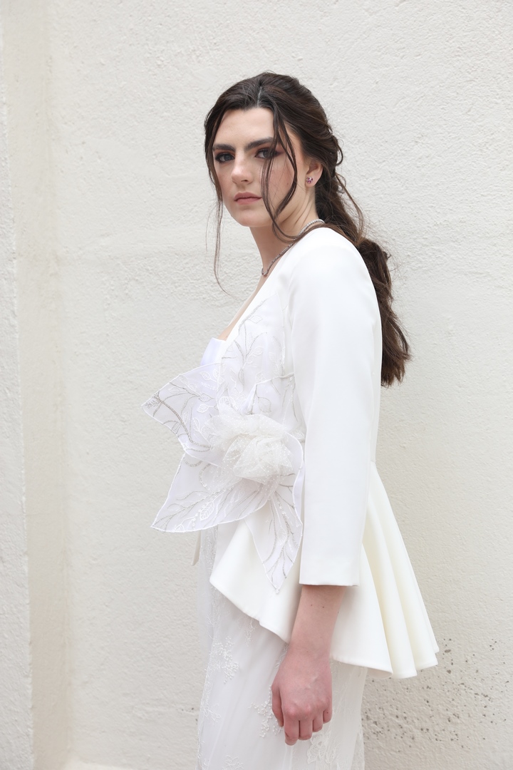 Colección 2026 En nuestra colección vestidos de novia 2026, la versatilidad es la protagonista absoluta. Aquí puedes ver una selección de trabajos reales donde damos vida a los sueños de nuestras clientas, desde los clásicos diseños largos hasta las propuestas más vanguardistas de trajes de novia con pantalón.