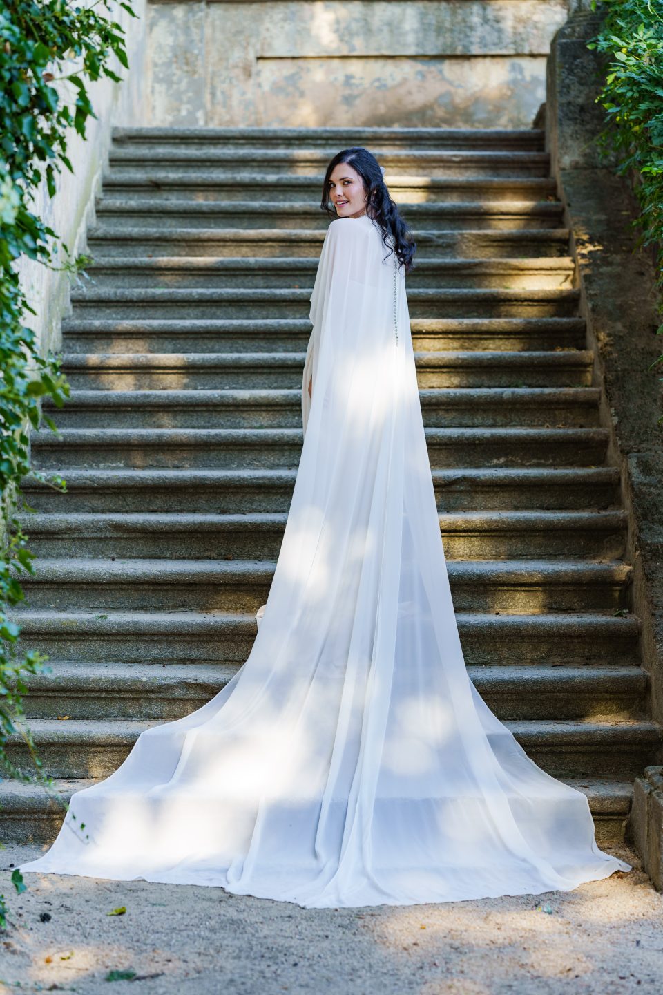 Colección 2026 En nuestra colección vestidos de novia 2026, la versatilidad es la protagonista absoluta. Aquí puedes ver una selección de trabajos reales donde damos vida a los sueños de nuestras clientas, desde los clásicos diseños largos hasta las propuestas más vanguardistas de trajes de novia con pantalón.