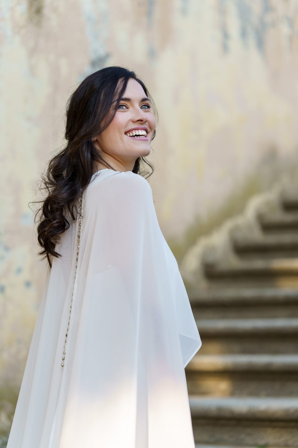 Colección 2026 En nuestra colección vestidos de novia 2026, la versatilidad es la protagonista absoluta. Aquí puedes ver una selección de trabajos reales donde damos vida a los sueños de nuestras clientas, desde los clásicos diseños largos hasta las propuestas más vanguardistas de trajes de novia con pantalón.