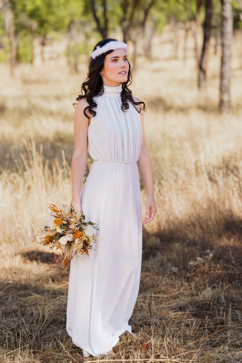 Colección 2026 En nuestra colección vestidos de novia 2026, la versatilidad es la protagonista absoluta. Aquí puedes ver una selección de trabajos reales donde damos vida a los sueños de nuestras clientas, desde los clásicos diseños largos hasta las propuestas más vanguardistas de trajes de novia con pantalón.